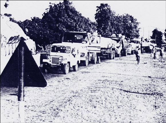 Vehicle convoy in Tete Corridor, 1987
